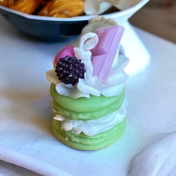 ⚠️SALE Candle // Handmade Green Life-size Macaroon Soy Wax Candle SEND OFFERS - Picture 3 of 4